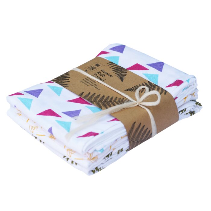 0_0018_AMF00762-1.jpg 3 Assorted Kids Towels With Multicolour Triangle Design (120x70 cm) - Image 1