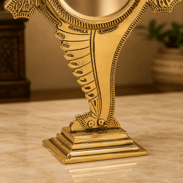 Aranmula Kannadi – Shank Peedom Model Metal Mirror |  Authentic Handcrafted Kerala Mirror 4 Inch - Image 3